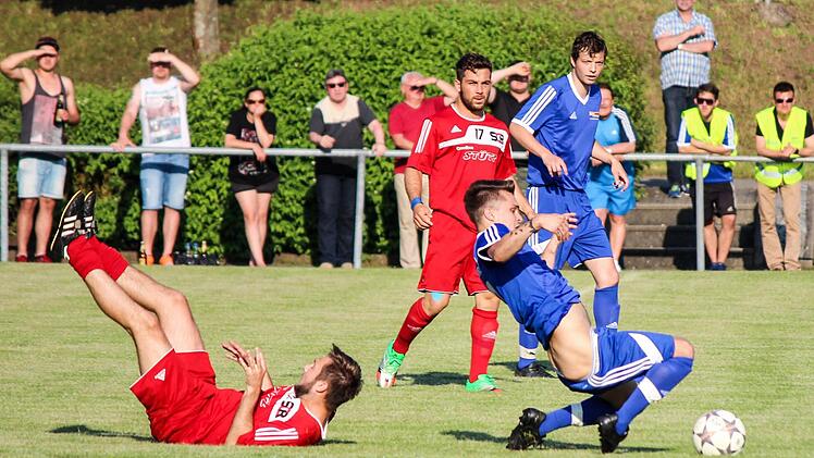 TSV Hirschaid - SC Reichmannsdorf. Der SC (rot) stolperte im Wiederholungsspiel über Hirschaid und bleibt Kreisklassist. Fotos: Martin Kreklau