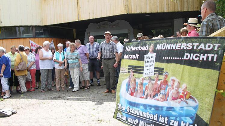 Der Bürgerbadverein hofft weiter, den Abriss des Hallenbades in letzter Minute verhindern zu können. Foto: Archiv/Thomas Malz