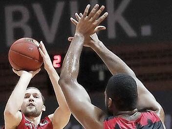 Janis Strelnieks (l.) war mit vier Dreiern in der ersten Halbzeit maßgeblich an der Wende beteiligt. Hier kommt James Southerland gegen den Letten zu spät. Foto: Daniel Löb