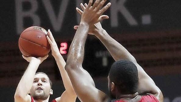 Janis Strelnieks (l.) war mit vier Dreiern in der ersten Halbzeit maßgeblich an der Wende beteiligt. Hier kommt James Southerland gegen den Letten zu spät. Foto: Daniel Löb