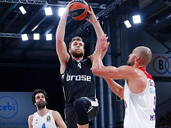 Nicolo Melli zieht gegen ZSKA-Center James Augustine (r.) zum Korb; hinten beobachtet Milos Teodosic die Aktion des Bamberger Topscorers. Fotos: Daniel Löb