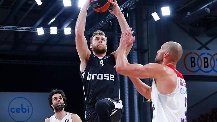 Nicolo Melli zieht gegen ZSKA-Center James Augustine (r.) zum Korb; hinten beobachtet Milos Teodosic die Aktion des Bamberger Topscorers. Fotos: Daniel Löb