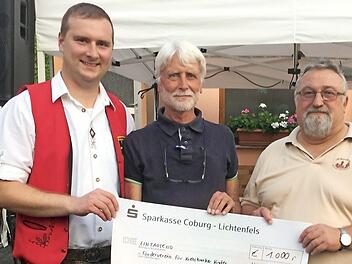 Beim Unterelldorfer Brauhausfest übergaben Helfried Schleicher (Brautraditionsverein, rechts) und Christian Brückner (Feuerwehrverein, links) einen Spendenscheck über 1000 Euro an Uwe Rendigs von der Stiftung für krebskranke Kinder Coburg.  Foto: Bettina Knauth