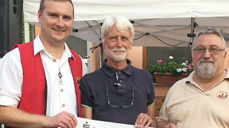 Beim Unterelldorfer Brauhausfest übergaben Helfried Schleicher (Brautraditionsverein, rechts) und Christian Brückner (Feuerwehrverein, links) einen Spendenscheck über 1000 Euro an Uwe Rendigs von der Stiftung für krebskranke Kinder Coburg.  Foto: Bettina Knauth