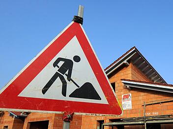 Innenentwicklung müsse vor der Erschließung neuer Baugebiete stehen, meinten die Planer in der Informationsveranstaltung.  Symbolfoto: Armin Weigel/dpa