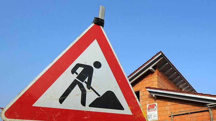 Innenentwicklung müsse vor der Erschließung neuer Baugebiete stehen, meinten die Planer in der Informationsveranstaltung.  Symbolfoto: Armin Weigel/dpa