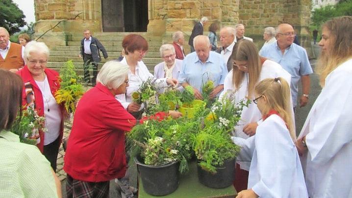 Vor der Kirche wurden Kräuter und Blumen an die Gottesdienstbesucher ausgegeben.  Foto: Horst Habermann