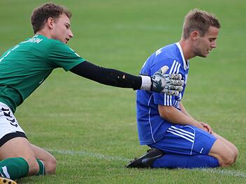 Versöhnlich gibt sich Westheims Keeper Leon Wahler gegenüber dem Münnerstädter Philipp Müller. Foto: Sebastian Schmitt