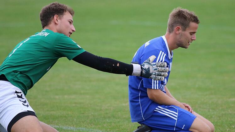 Versöhnlich gibt sich Westheims Keeper Leon Wahler gegenüber dem Münnerstädter Philipp Müller. Foto: Sebastian Schmitt