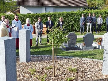 Pfarrer Pater Adrian Manderla weihte im Beisein einer stattlichen Anzahl von Gläubigen die drei Urnenstelen auf dem Hohenberger Gottesacker.  Foto: Klaus-Peter Wulf