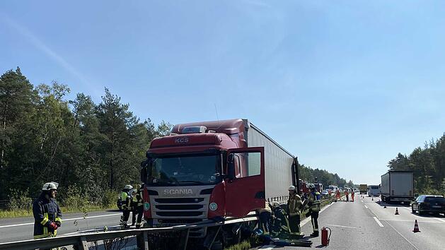 Lastwagen walzt 160 Meter Leitplanke nieder