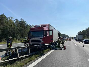 Lastwagen walzt 160 Meter Leitplanke nieder