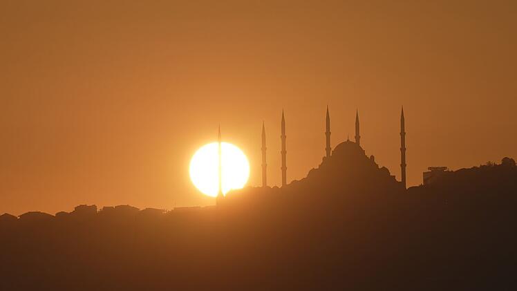 Istanbul - hier mit Blick auf die Hagia Sophia - ist eine der schönsten Städte der Welt. Doch die Wirtschaftskrise schlägt den Menschen aufs Gemüt, die Armut steigt stetig und die Partyszene spürt die politisch verordnete Islamisierung deutlich.