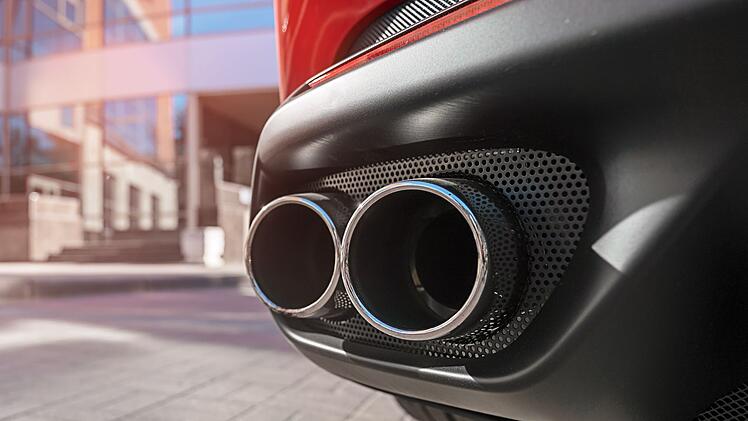 R&uuml;ckzug vom Verbrenner-Aus: Europaweit hat man sich aufgrund der Sorge um die Wirtschaftslage zuletzt von allzu ehrgeizigen Klimaschutzzielen wieder verabschiedet.