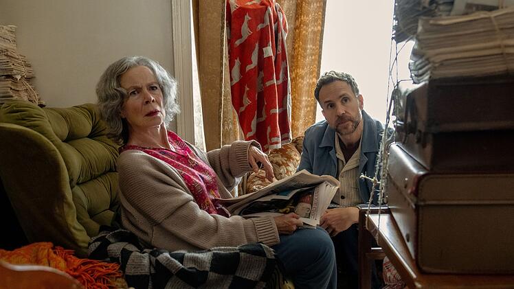Jason (Rafe Spall) will Sozialarbeiter werden und trifft dabei auf die Horderin Harriet (Celia Imrie).
