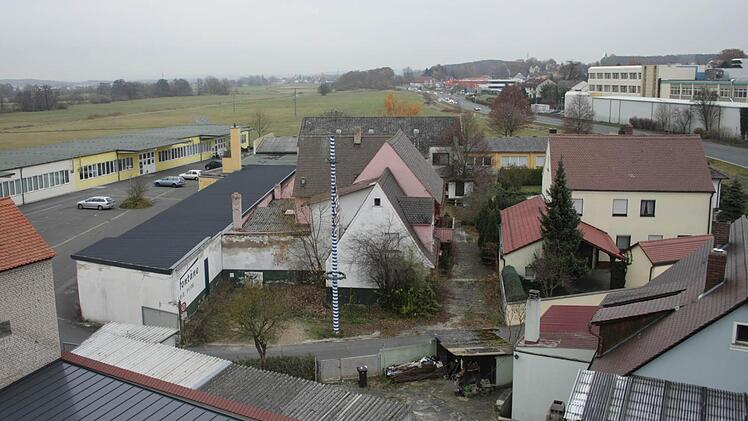 Städtebaulich nicht gerade ein Vorzeigeviertel  ist diese Ansammlung von teilweise leer stehenden Wohnhäusern und ehemaligen Lager- und Fabrikhallen nördlich der B 470 in Höchstadt-Süd. Das gesamte Areal soll für ein Einkaufszentrum weichen.  Foto: Andreas Dorsch