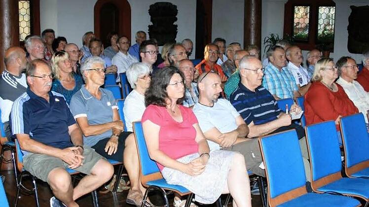 41 Bürger, darunter elf Stadträte, informierten sich in der Bürgerversammlung.