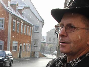 Gerhard Einwag präsentierte seine Strichlisten vor seinem Anwesen. Den Vorführeffekt fürchtete er nicht: "Auf ein vorbeifahrendes Auto müssen wir nicht lange warten. Es kommt mindestens alle drei Minuten einer gefahren. Foto: Ralf Kestel