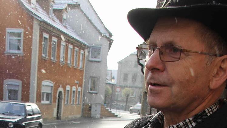 Gerhard Einwag präsentierte seine Strichlisten vor seinem Anwesen. Den Vorführeffekt fürchtete er nicht: "Auf ein vorbeifahrendes Auto müssen wir nicht lange warten. Es kommt mindestens alle drei Minuten einer gefahren. Foto: Ralf Kestel