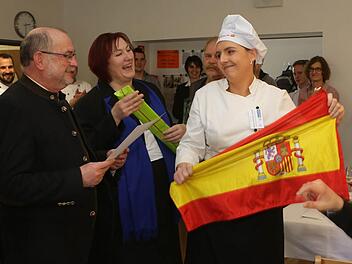 Spanien gewinnt: Bei der Stadtmeisterschaft der Nachwuchsköche im ersten Lehrjahr siegte Beatriz Molina Arenas . Hier bei der Siegerehrung mit Bürgermeister Werner Hipelius und Berufsschulleiterin Ruth Bankmann.  Foto: Barbara Herbst