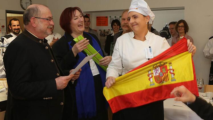 Spanien gewinnt: Bei der Stadtmeisterschaft der Nachwuchsköche im ersten Lehrjahr siegte Beatriz Molina Arenas . Hier bei der Siegerehrung mit Bürgermeister Werner Hipelius und Berufsschulleiterin Ruth Bankmann.  Foto: Barbara Herbst