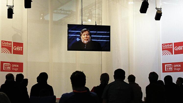 Steve "The Woz" Wozniak live zu sehen ist teuer. Bis zu 600 Euro zahlen Fans für ein Konferenz-Ticket. Günstiger ist der Live-Stream, außerhalb der Konferenz. Mit diesem mussten sich viele Besucher zufrieden geben - trotz Ticket. Die Halle war zum Zeitpunkt des Vortrags hoffnungslos überfüllt. Foto: Tobias Stich