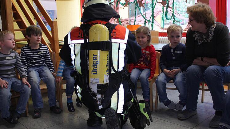 Wie atmet der Feuerwehrmann durch den Schlauch saubere Luft in einem verqualmten Gebäude? Hier wird es gezeigt.