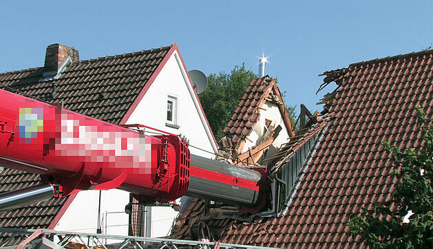 Kran stürzt auf Wohnhaus