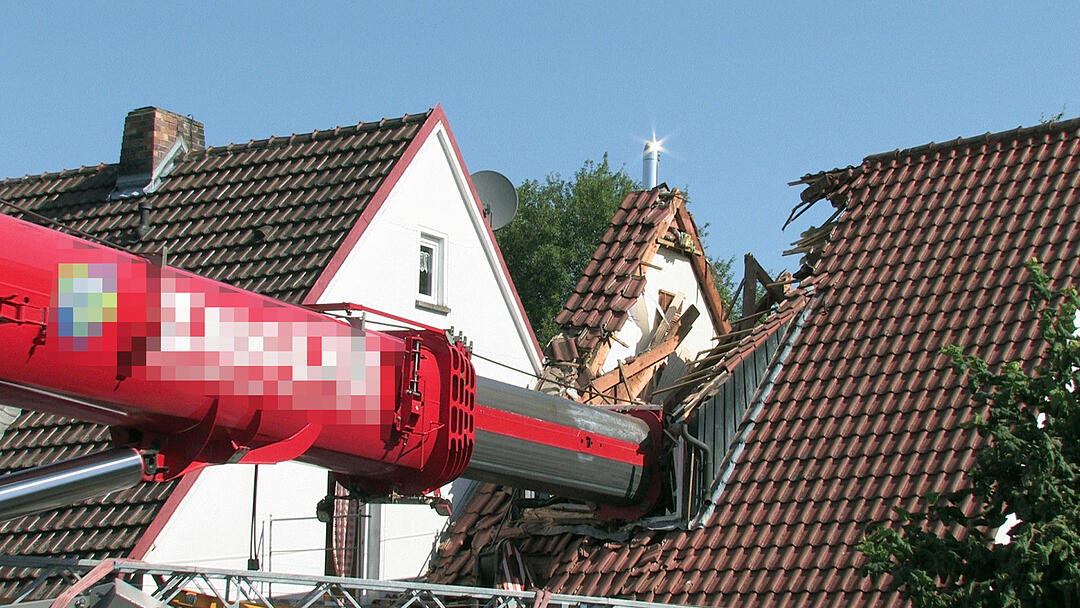 Kran stürzt auf Wohnhaus