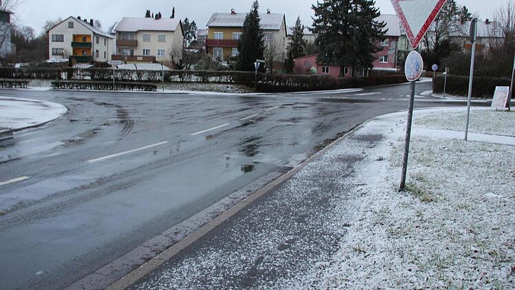 Schon viele Blechschäden hat es an dieser Kreuzung gegeben, die zum Kreisel umgtebaut wird. Foto: Ralf Kestel