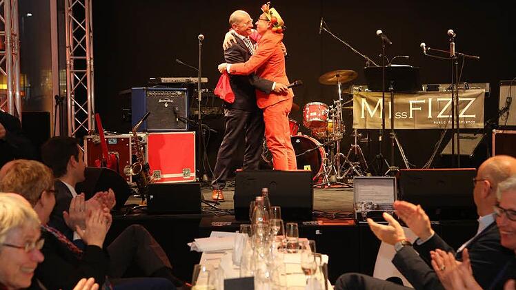 Scheller lässt sich von Moderator "Schorsch" drücken. Foto: Barbara Herbst