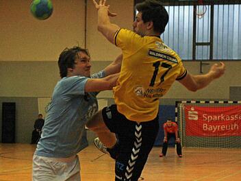 Konstantin Singwald (rechts) verlässt den HSC Coburg und geht nächste Saison für den Drittligisten HSC Bad Neustadt auf Torejagd. Foto: Archiv