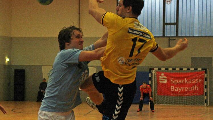 Konstantin Singwald (rechts) verlässt den HSC Coburg und geht nächste Saison für den Drittligisten HSC Bad Neustadt auf Torejagd. Foto: Archiv