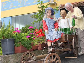 Kindheitserinnerungen: Else Prause hat einen "Sauerbrönnskärrnje" aufgehoben. Mit einem solchen Gefährt holten die Brückenauer Kinder bis in die 1930er Jahre das Wasser der Wernarzer Quelle vom Staatsbad. Foto: Ulrike Müller