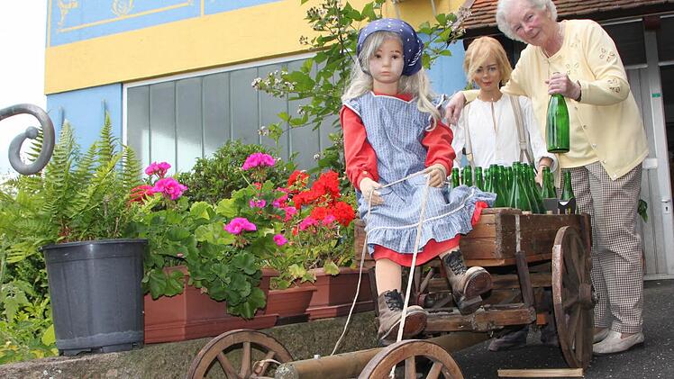 Kindheitserinnerungen: Else Prause hat einen "Sauerbrönnskärrnje" aufgehoben. Mit einem solchen Gefährt holten die Brückenauer Kinder bis in die 1930er Jahre das Wasser der Wernarzer Quelle vom Staatsbad. Foto: Ulrike Müller