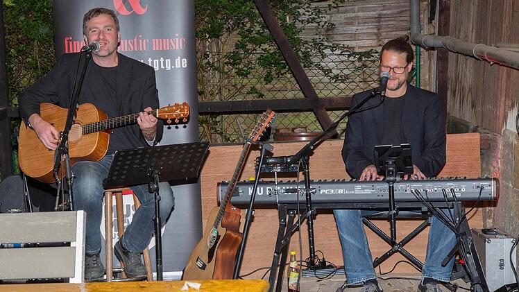Goller und Götz spielten nach dem Regenschauer vor teilweise leeren Bänken. Foto: Klaus Gage