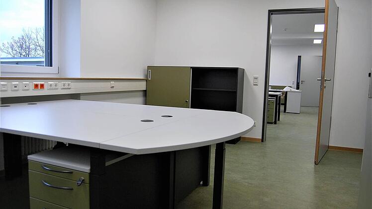 In den vergrößerten Büros stehen schon die neuen Möbel, neue Fenster mit Wärmeverglasung sorgen dafür, dass es nicht mehr reinzieht. Foto: Sigismund von Dobschütz