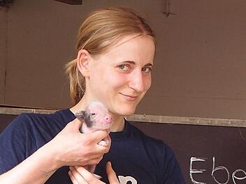 Am Sonntag feiert der Tiergarten N&uuml;rnberg Sommerfest. Mit dabei jede Menge junge Tiere - unter anderem die erst wenige Tage alten Mini-Minischweine (hier mit Tierpflegerin Rebekka Steltzer). Foto: Tiergarten N&uuml;rnberg/M&ouml;gel
