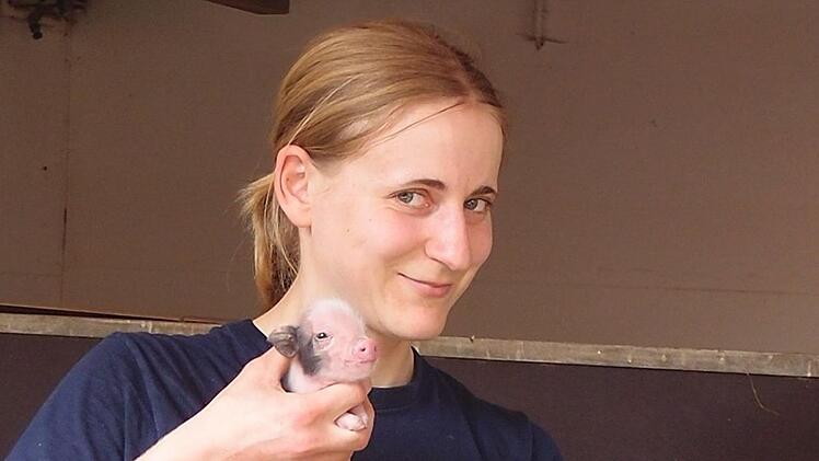 Am Sonntag feiert der Tiergarten N&uuml;rnberg Sommerfest. Mit dabei jede Menge junge Tiere - unter anderem die erst wenige Tage alten Mini-Minischweine (hier mit Tierpflegerin Rebekka Steltzer). Foto: Tiergarten N&uuml;rnberg/M&ouml;gel