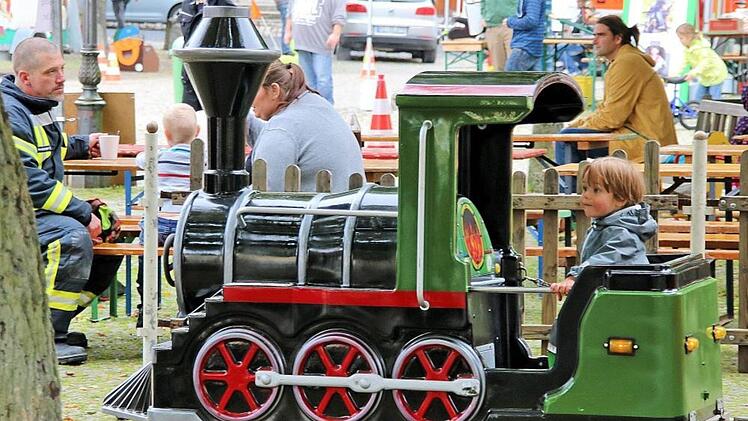 Ein besonderer Spaß war für kleine Buben und Mädchen die Eisenbahn. Alle durften gratis fahren, denn die Stadt übernahm wieder die Kosten dafür. Foto: Dieter Britz