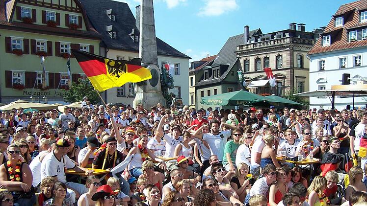 Ob es heuer wieder ein Sommermärchen in Deutschland und in Kulmbach  (hier ein Bild vom Marktplatz) gibt? Das Wetter ist schon  mal ungeeignet. Foto: BR-Archiv
