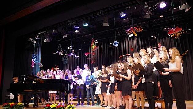 Der Mittel- und Oberstufenchor verbreitete Urlaubsfeeling. Foto: Heike Sch&uuml;lein