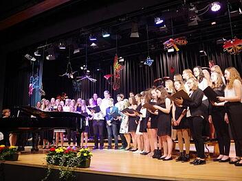 Der Mittel- und Oberstufenchor verbreitete Urlaubsfeeling. Foto: Heike Sch&uuml;lein