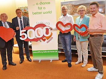 Spendenübergabe von "Helfende Herzen" an "1000 Herzen für Kronach": von links die Schirmherren Heinz Hausmann und Bürgermeister Wolfgang Beiergrößlein, Spender Robert Knitt von "Helfende Herzen" sowie die Initiatoren Herta und Gerhard Burkert- Mazur Foto: K.- H. Hofmann