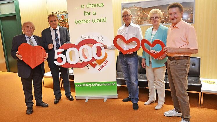 Spendenübergabe von "Helfende Herzen" an "1000 Herzen für Kronach": von links die Schirmherren Heinz Hausmann und Bürgermeister Wolfgang Beiergrößlein, Spender Robert Knitt von "Helfende Herzen" sowie die Initiatoren Herta und Gerhard Burkert- Mazur Foto: K.- H. Hofmann