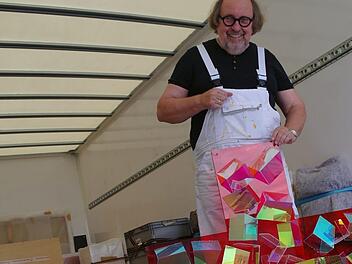 Der Künstler Ludger Hinse will mit Menschen in Dialog treten. Seine Lichtkreuze stellt er in 16 Orten in und um Bad Brückenau aus. Das hier im Lkw voller gut verpackter Kunst zu sehende Splitter-Sternenkreuz wird in der Schondraer Kirche St. Anna installiert werden. Foto: Stephanie Elm