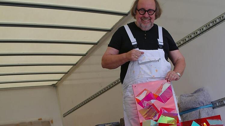 Der Künstler Ludger Hinse will mit Menschen in Dialog treten. Seine Lichtkreuze stellt er in 16 Orten in und um Bad Brückenau aus. Das hier im Lkw voller gut verpackter Kunst zu sehende Splitter-Sternenkreuz wird in der Schondraer Kirche St. Anna installiert werden. Foto: Stephanie Elm