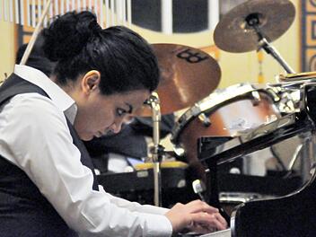 Das neue Orchestermitglied Setareh Shafii Tabatabai wirkt auf den Betrachter ruhig und bescheiden. Doch als Pianistin kann sie auf dem Klavier einen Feuersturm entfachen.  Foto: Peter Klopf