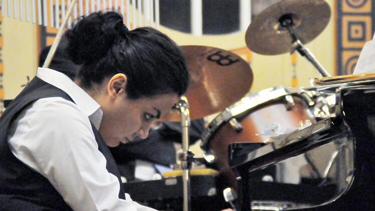 Das neue Orchestermitglied Setareh Shafii Tabatabai wirkt auf den Betrachter ruhig und bescheiden. Doch als Pianistin kann sie auf dem Klavier einen Feuersturm entfachen.  Foto: Peter Klopf