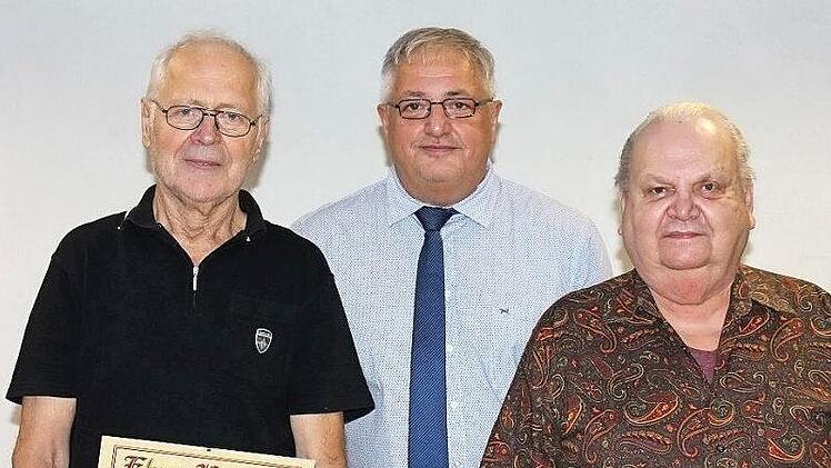 Karl-Josef Räder (links) wurde zum Ehrenvorsitzenden ernannt, während Jürgen Kern (rechts) die Ehrenmitgliedschaft zuteil wurde. Der Vorsitzende Jürgen Oppelt gratulierte den beiden Geehrten.  Fotos: di